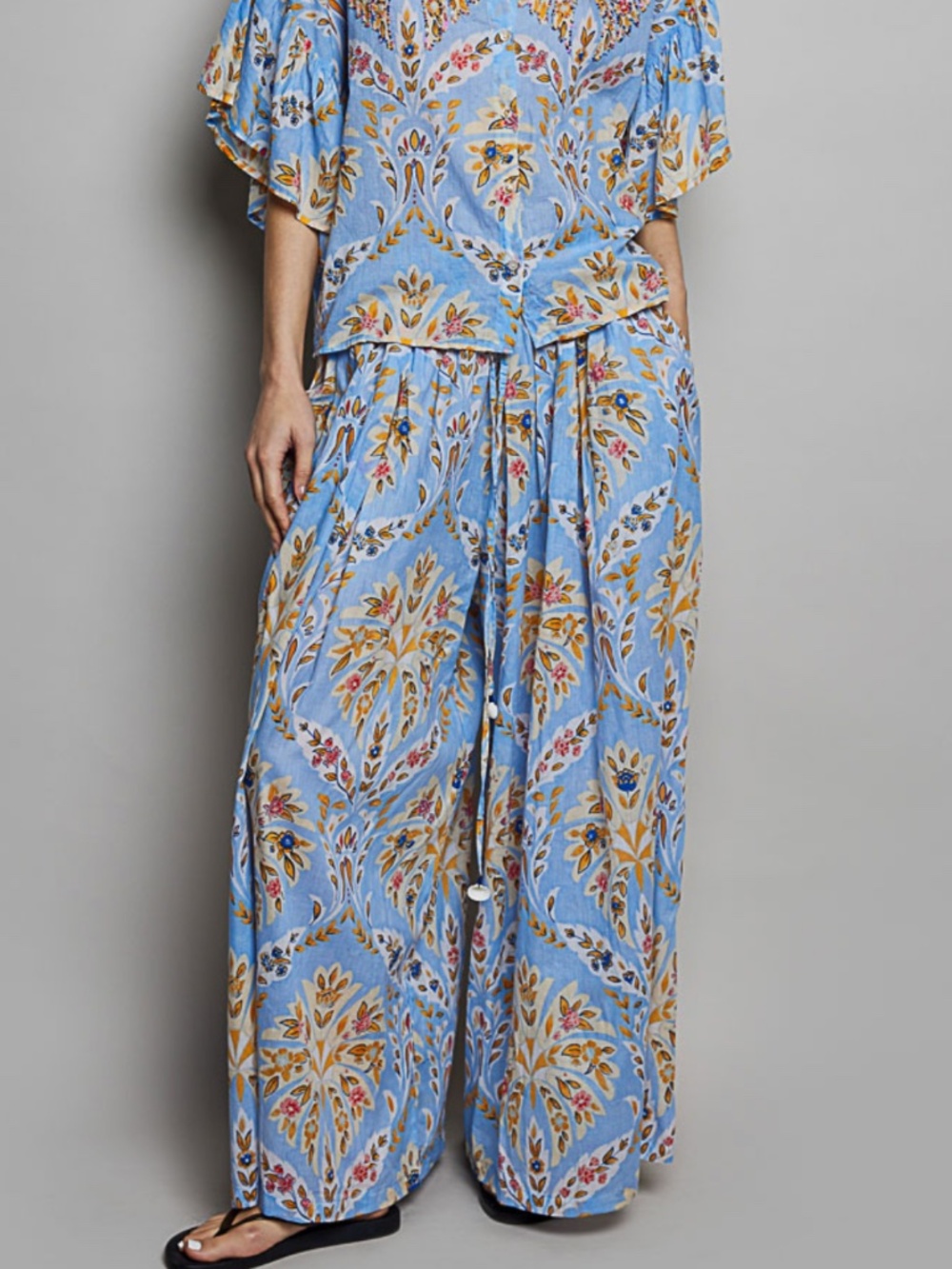POL Wide-Leg Floral Print Pants in Light Blue & Mustard Lg